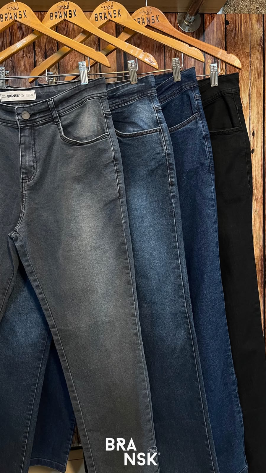 Quatro calças jeans masculinas Bransk penduradas em cabides de madeira na loja de Quixadá
