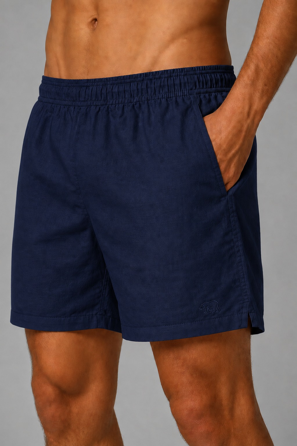 Detalhe de short de linho azul-marinho Bransk com cós elástico e urso bordado na barra