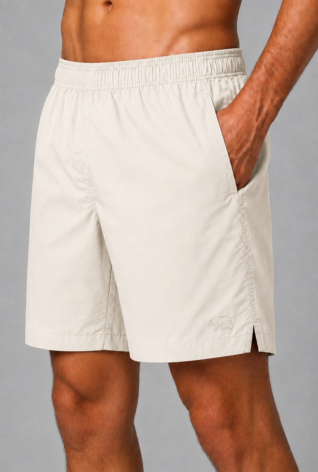 Detalhe de short de tactel na cor areia Bransk com cós elástico e fenda lateral