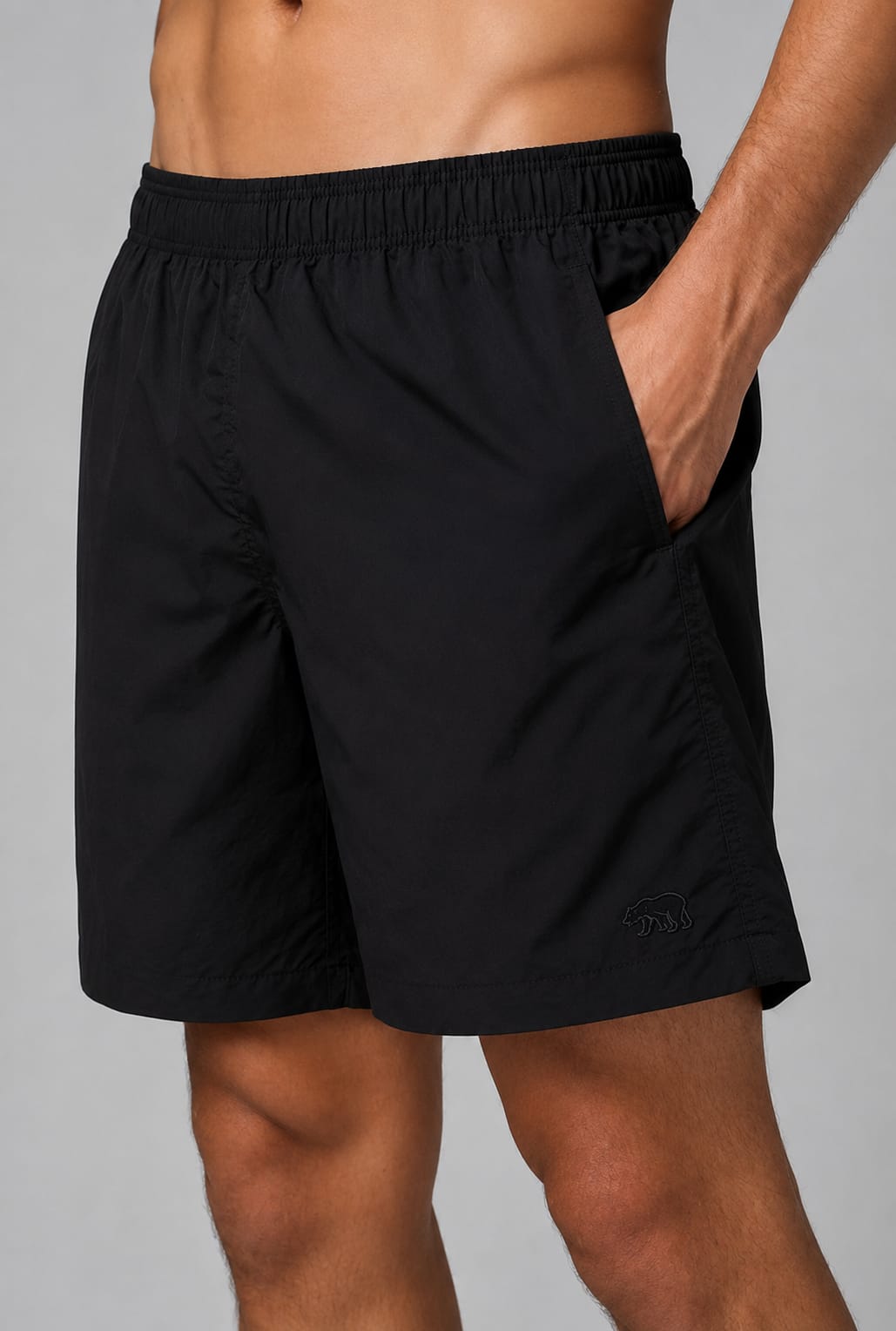 Detalhe de short de tactel preto Bransk com cós elástico e urso bordado